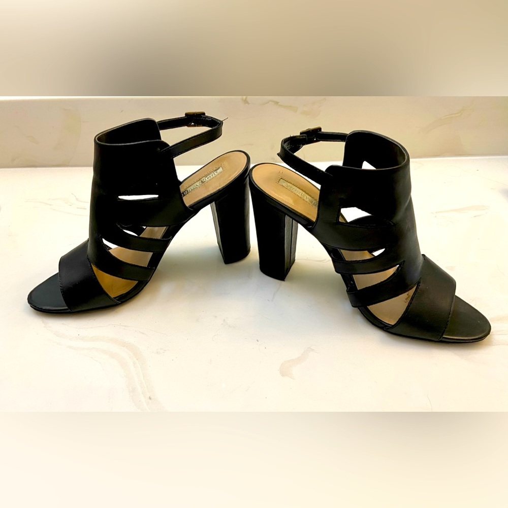 Super cute, excellent condition, Audrey Brooke size nine. Perfect look!